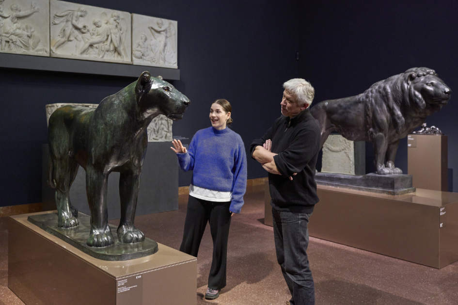 August Gaul: Die Stehende Löwin und der Stehende Löwe im Vergleich