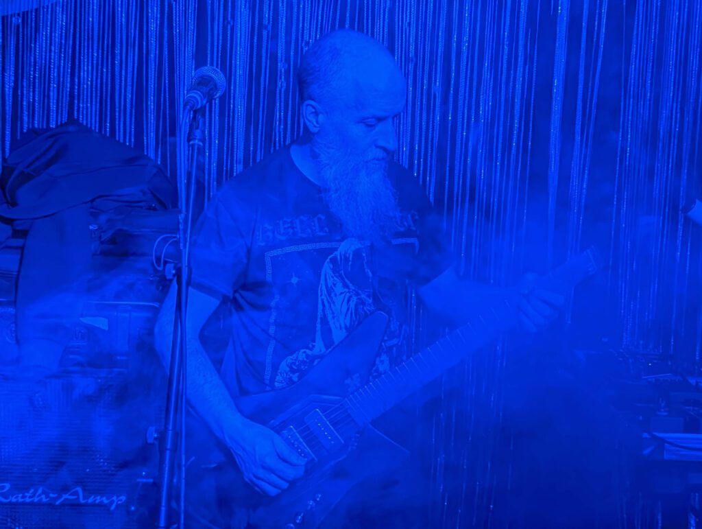 Blaulicht und Nebel: Aidan Baker (Nadja) an der Gitarre