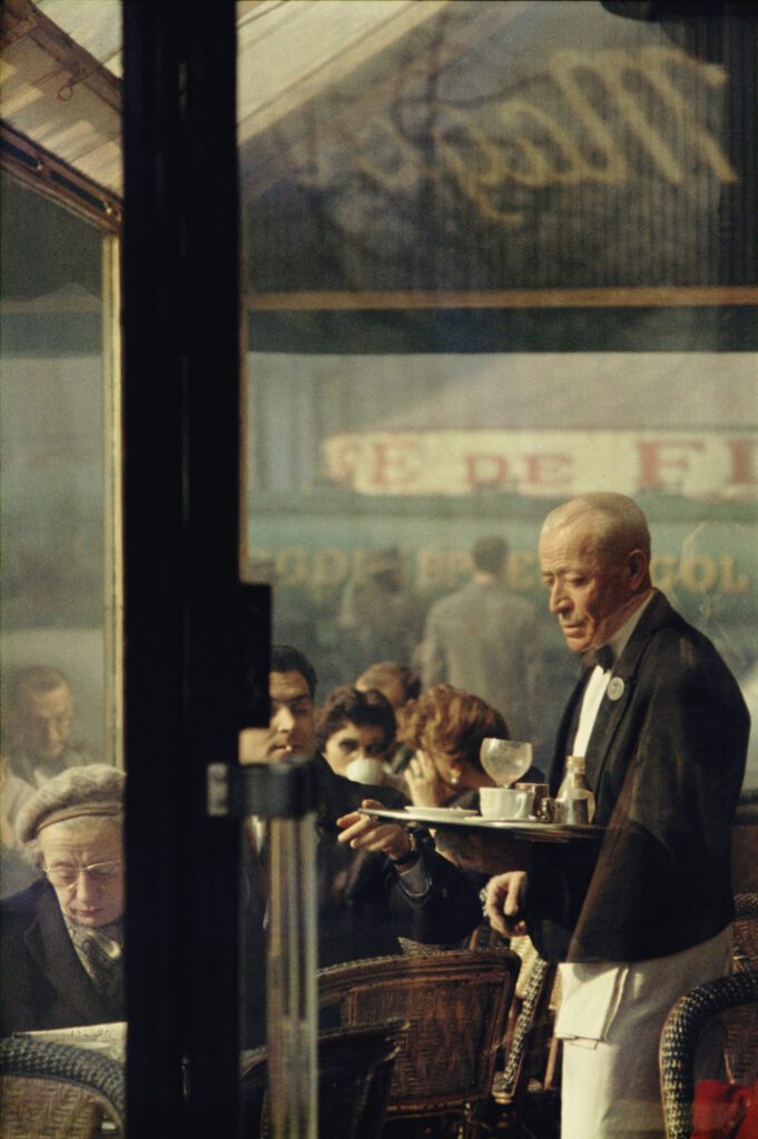 Saul Leiter: Waiter, Paris (1959) | © Saul Leiter Foundation
