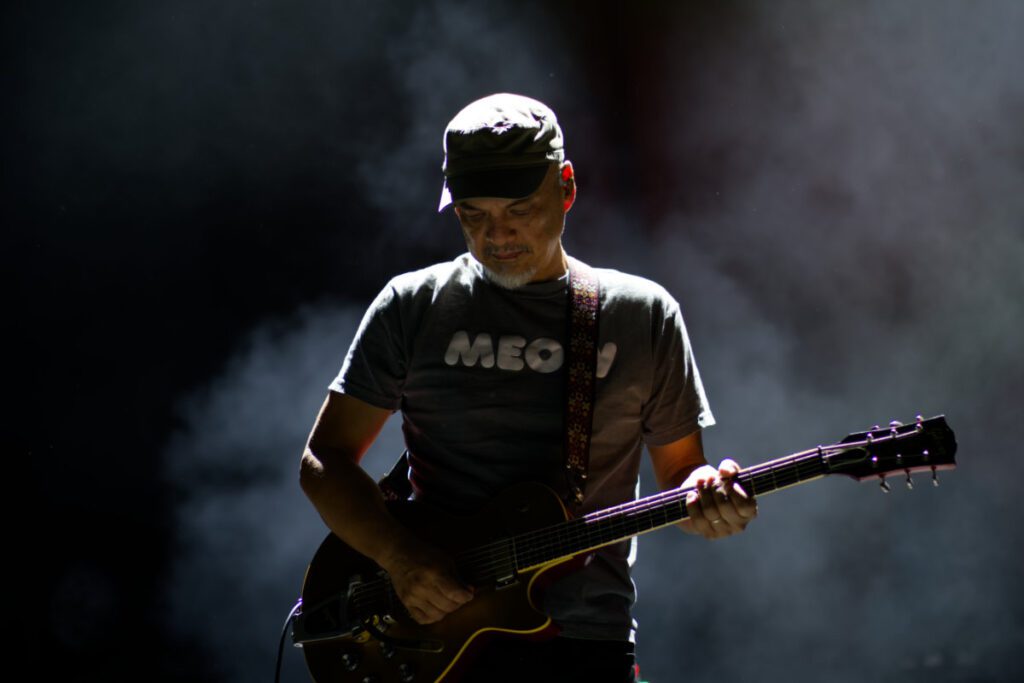Pixies: Joey Santiago hat seine Gitarre im Griff | © rabirius