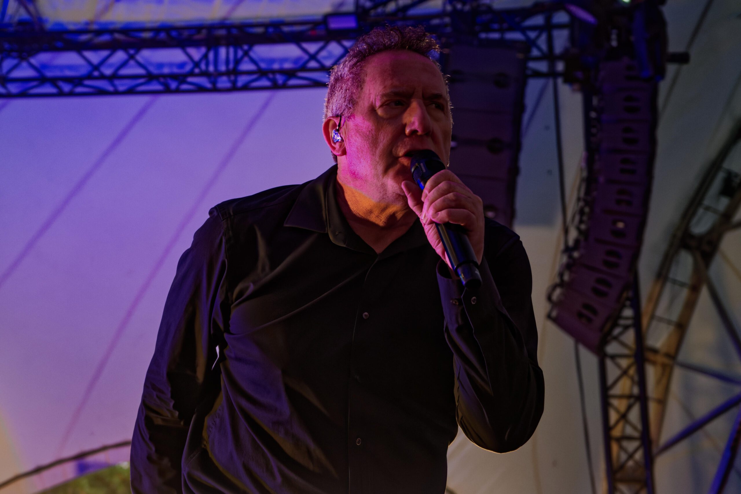 OMD: Andy McCluskey am Mikrofon | © rabirius