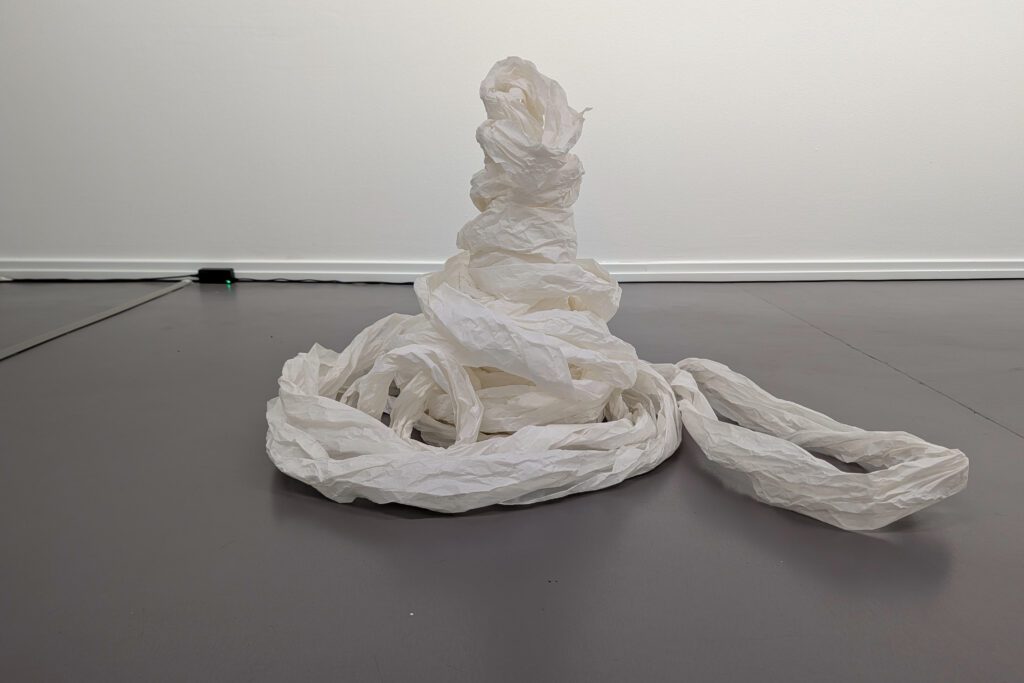 Bewegtes Papier: Versammlung Surrender von Katrin Paul | © rabirius