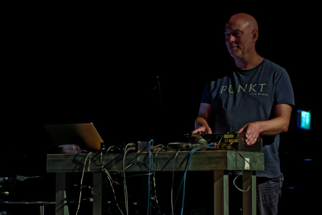 Mensch und Maschine: Jan Bang beim F.I.M. Festival | © rabirius