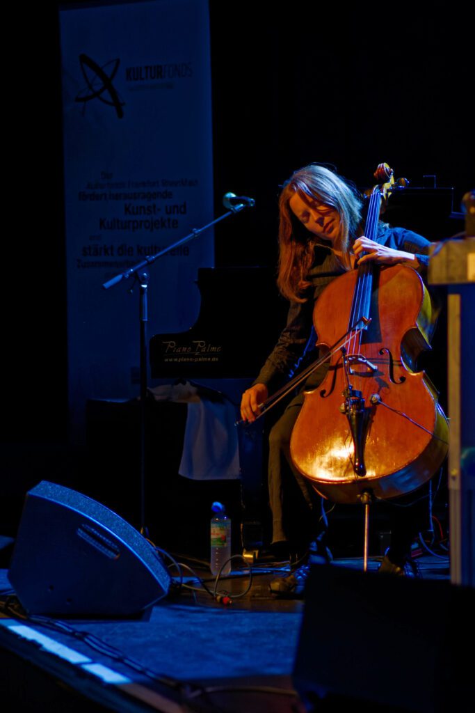 Lucy Railton am Cello beim F.I.M. Festival | © rabirius